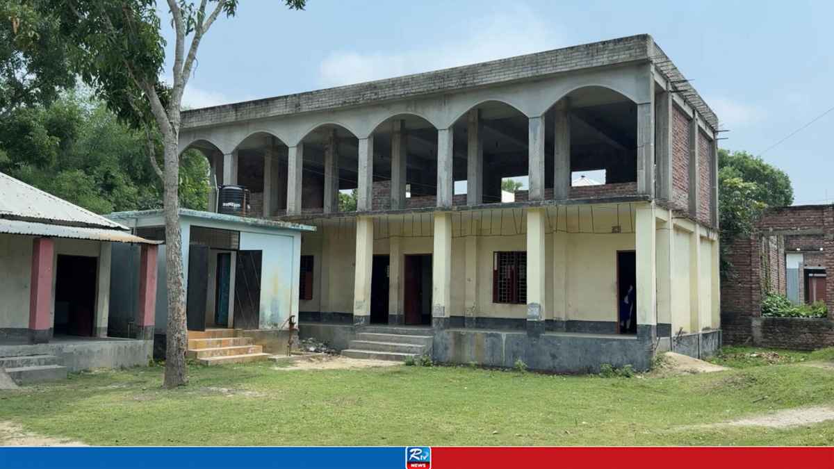 ৩৭ লাখ টাকায় নির্মিত স্কুল ভবনে নেই দোতলায় ওঠার সিঁড়ি